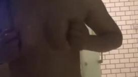 啪啪前先给我来个热身运动，精油滴满全身，鸡巴摩擦到哪里独是滑溜溜的 30少妇真的是太会玩啦