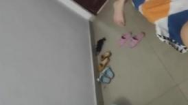 【城中村小巷子探花】，漂亮少妇，正是骚劲无处发泄的时候，躺平挑逗，大哥在暴力抽插一次