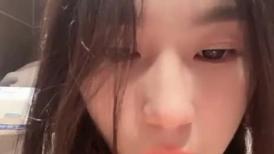 80多斤妹子【月月嗷】洗完澡和炮友操逼，多毛骚穴自摸，抓起大屌舔弄，主动骑乘一上一下
