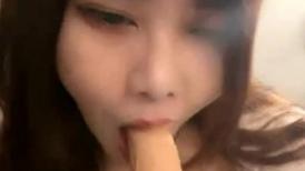 巨乳小坦克熟女深喉吃大屌卖力练习口技第一视角露出大鲍鱼大号道具自慰阴蒂双腿颤抖