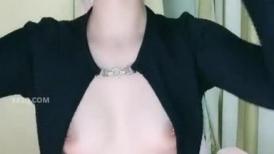 可爱嫩妹【小晶晶】年龄不大超会玩，一身黑衣搔首弄姿，手指扣穴全是水，水晶假屌爆插