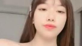 网红极品美女诺宝！全身粉嫩极度诱惑，掰开超嫩小穴，扭臀抖胸，摆弄各种姿势