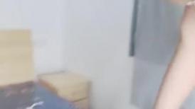 这两个小妞长的真不错让纹身小哥玩弄，露脸了掰开骚穴让小哥抠逼，大鸡巴草进去好紧啊，炮击玩弄粗道具通逼