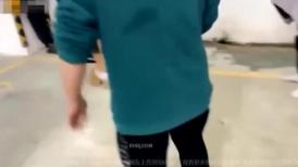 校园暴力门事件 一群坏学生地下停车场欺负一个女生,衣服都给扒光了,还有几个男生说要摸一下她的奶子
