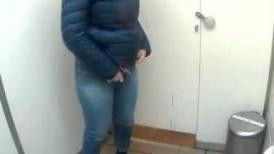 九月流出路边蹲厕 多角度露脸偷拍多个美女尿尿红衣墨镜美女遇啥喜事对着镜头笑