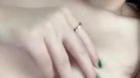艺术生的寂寞、干干净净的小穴口，还没被多少人开发，自摸小穴娇喘声好迷人！
