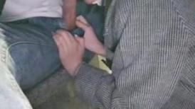户外的站街女，大哥给多点钱，直接小公园口暴打飞机，射完还给舔干净！