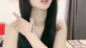 胖哥哥双飞大战表姐表妹，颜值爆表花样百出，一会就缴枪了，姐姐还要自己自慰