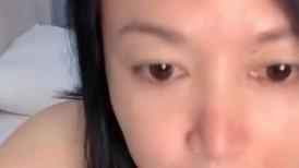 大奶骚妈带着女儿一起直播，全程露脸淫声荡当，撅着屁股用道具插菊花，吃奶玩逼自慰特写展示，听狼友指挥