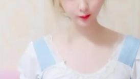金发白嫩小姐姐！长相甜美乖巧！撩起女仆短裙无毛骚穴，跳蛋塞入震动，掰穴假屌深插