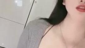 极品女神【师师】刚睡醒就揉胸撩人~粉嫩淫穴汁多多，极度诱惑~狼友们冲啊！！