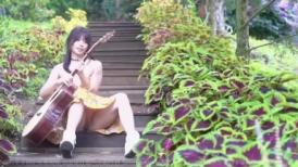 女主播为吸引粉丝,录制户外弹吉他唱歌MV，故意不穿内裤不经意间露出来给粉丝当福利