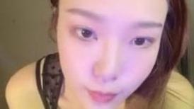 近期下海性感美女！微毛骚穴全裸自慰！振动棒磨蹭，闭着眼睛表情超享受，揉搓阴蒂极度诱惑-1