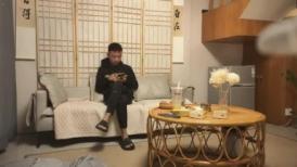 花臂纹身骚货，要在沙发上操，手指扣穴调情，正入一顿输出