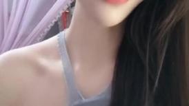 长发烈焰红唇新人美女，情趣装小短裙，掏出奶子揉捏晃动，翘起美臀掰穴，摆弄各种姿势，非常的诱人