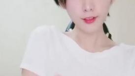 中性短发美女凹凸玻璃棒自慰，烈焰红唇M腿掰穴，玻璃抽插揉搓阴蒂，换装包臀裙，浴室洗澡湿身诱惑