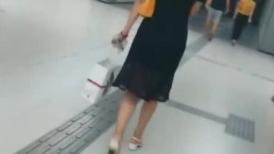 黑裙白窄内极品美眉-神级大师4K设备地铁过街天桥贴身极限CD全是极品小姐姐