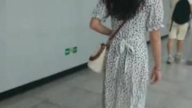 白长裙黑内翅膀极品美眉-神级大师4K设备地铁过街天桥贴身极限CD全是极品小姐姐