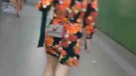 超短裙窄内极品小妹-神级大师4K设备地铁过街天桥贴身极限CD全是极品小姐姐