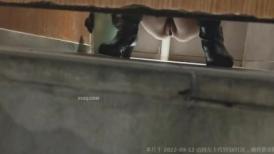 大神直接闯入餐厅女厕 偷拍极品少妇张着大口的小嫩鲍