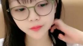 舞蹈系清纯眼镜嫩妹桃子，脱下内裤完美肥臀，翘起抖动揉捏奶子，娇喘呻吟好听，掰穴特写，手指摩擦阴蒂