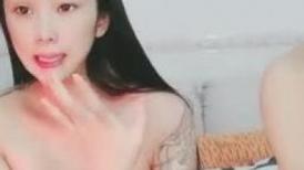 孕妇的欲望来了谁也挡不住，露脸跟小哥激情啪啪，胀起来的奶子摩擦小哥大鸡巴深喉口交，主动上位激情抽插