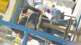 公园沟厕偷拍 漂亮人妻抱孩子逛公园 长长的逼缝在中间 肥大的蝴蝶唇分两边