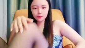 长发气质新人甜美系说话嗲嗲的白虎穴跳蛋来回抽查享受刺激的感觉
