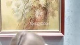 颜值不错的风骚女模特，大辫子漏出骚奶子诱惑狼友跟两位大哥激情3P，让小哥吃奶玩逼轮流爆草抽插，浪叫呻吟