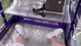 这个刺激 户外摩天轮操逼 座舱剧烈摇晃 金属摩擦的声音 心理上的恐惧造成手心出汗 全身毛孔散开