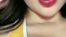 颜值网红女神！喜欢练瑜伽翘起屁股！掏出大白奶子，拨开丁字裤粉嫩骚穴，超紧致极度诱惑