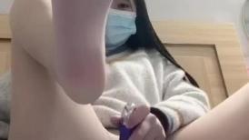 小七妹妹-可爱萝莉、私下福利流出，坐在床上拿着紫色玩具、大屁股撅起来肉棒后入，爽歪歪！