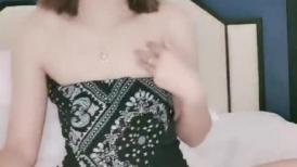 甜美少女和炮友开房操逼！摸奶扣穴调情！69姿势掰开舔逼，骑乘位打桩机，妹子口活也很棒