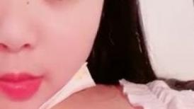 说话嗲嗲的肉肉妹子，露脸大黑牛自慰表情骚气，逼逼外阴干净白虎，超粉穴