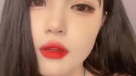 微胖女神露脸来袭，跟狼友互动撩骚精彩小秀，诱惑艳舞性感纹身，奶子比心精彩刺激，无毛白虎逼特写展示真骚