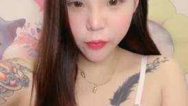 纹身小骚货漏着骚奶子的情趣装，掰开粉嫩骚穴道具抽插，给小哥口交大鸡巴，各种抽插干射了自己拿道具玩逼骚