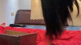 刚成年新人18小萝莉  水晶假屌凳子上骑坐  自慰抽插紧致小穴  小男友继续操逼  没搞几下就射了