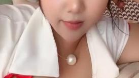 护士装D罩杯大奶美女！初下海自慰收费房！两个大车灯露在外面 拨开丁字裤揉穴 假屌猛捅太骚了
