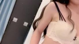 女神 ！大波浪黄发美少女  身材一流白嫩美乳 带上黑框眼镜  脱光光诱惑  扭腰摆弄姿势