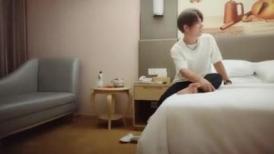 【哥现在只是个传说】美腿大奶极品外围，开档黑丝太骚了，69互舔骑乘位爆操骚逼