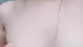 良家小少妇一个人在家没想到这么骚全程露脸激情大秀，听狼友指挥淫声荡语表情好骚，揉奶玩逼道具抽插洗澡秀