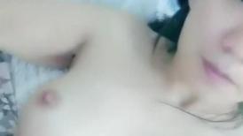 等待起飞的小少妇露脸，撅着屁股让小哥后入狂草，激情上位疯狂抽插，享受大鸡巴带来的快感，让小哥干出白浆