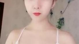 极品丰乳肥臀~穿着性感迷人紫砂内衣~扭腰热舞表情极致挑逗诱惑~大奶骚穴感觉非常棒！看得鸡儿硬邦邦！！