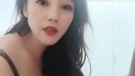 完美御姐气质风骚颜值又高，做爱很主动给大哥口交大鸡巴，床上被大哥草着跟狼友互动撩骚，多体位爆草抽插