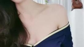 气质风骚知性小美人露脸陪狼友骚，黑丝情趣各种展示，粉嫩骚穴各种姿势诱惑狼友，淫水好多自慰骚穴能拉丝