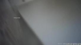 科技园女厕温婉可人大长腿前台 嫩白肌肤和鲜红肉穴馋得直流口水