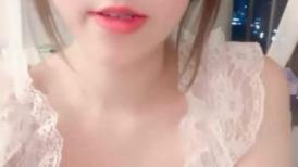 超甜美少女！说话嗲嗲卡哇伊内衣！白嫩美乳 内裤脱到膝盖看穴 坐在地上双指扣入 呻吟水声哗哗