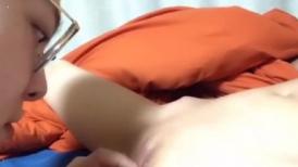 69舔粉逼吃屌。男：你逼真好玩，叫爸爸，我都舔不着你逼   媳妇：嗯嗯~我坐上面呀，嗯不要叫