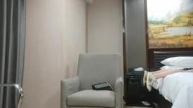 【冒险王探探】酒店约操乖巧少妇，开档黑丝大奶子，跪地深喉插嘴，夹住双腿坐上来