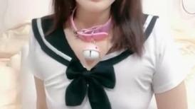 卡哇伊18邻家小妹来袭！外表甜美活泼！学生情趣制服，浴室湿身诱惑，假屌骑乘深插馒头肥逼